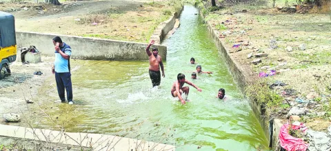 పిల్లలం.. కాలువ ఈదేస్తాం.. 