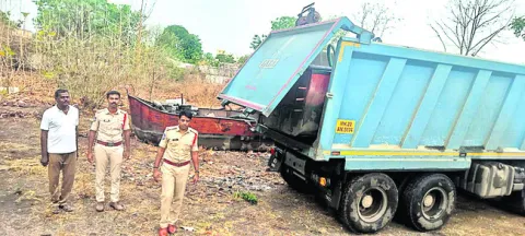 ఇసుక ఫిల్టర్‌ చేసే బోట్‌ సీజ్‌