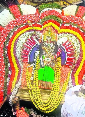 మహిషాసురమర్దిని అలంకరణలో కొళ్లాపురమ్మ 