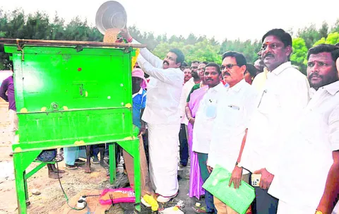 ధాన్యం కొనుగోలు కేంద్రం ప్రారంభం 