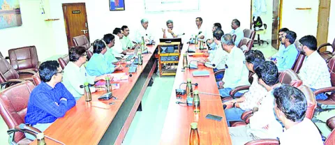 సోలార్‌ ప్లాంట్‌ పనులపై సమీక్ష