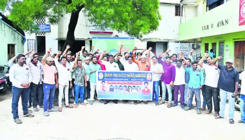 ఎండీయూ ఆపరేటర్ల తొలగింపు తగదు