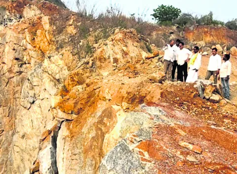 అక్రమ క్వారీలకు అండగా నాయకులు, అధికారులు 