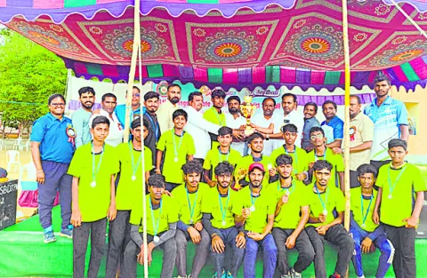 చదువుతోపాటు క్రీడల్లో రాణించాలి 