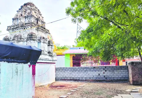 శివకేశవ ఆలయాల మధ్య అడ్డుగోడ 