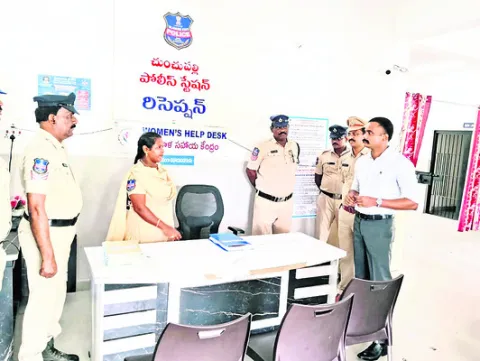సైబర్‌ నేరాలపై ప్రజలను అప్రమత్తం చేయాలి