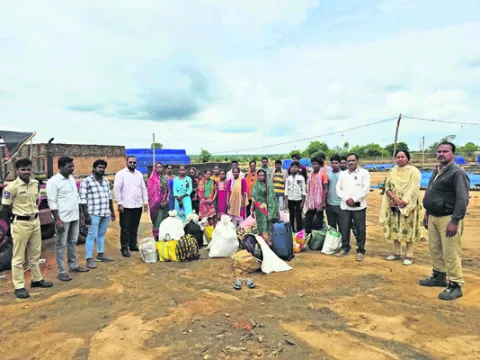 ఇటుక బట్టీలో వలస కార్మికుల గుర్తింపు 