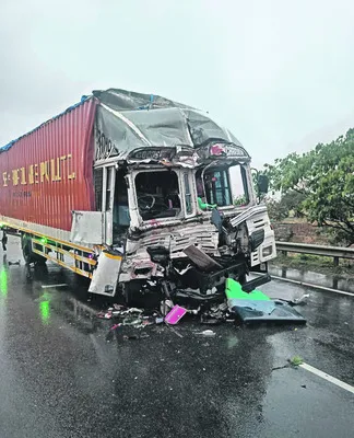 ఆగి ఉన్న లారీని ఢీకొన్న కంటెయినర్‌ 