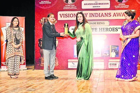 సూర్యప్రకాష్‌కు విజనరీ ఇండియన్స్‌ అవార్డు