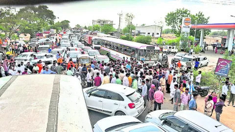 కొనుగోళ్లలో జాప్యంపై రైతుల రాస్తారోకో 