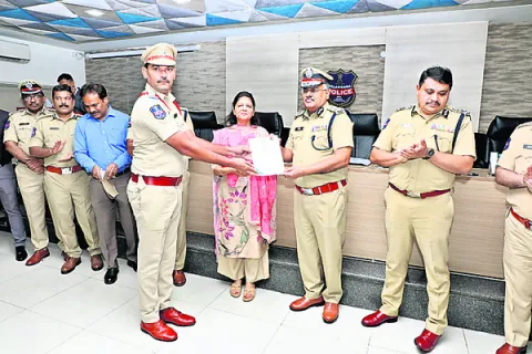 ఫ్రెండ్లీ పోలీసింగ్‌లో పస్రా పీఎస్‌ బెస్ట్‌ 