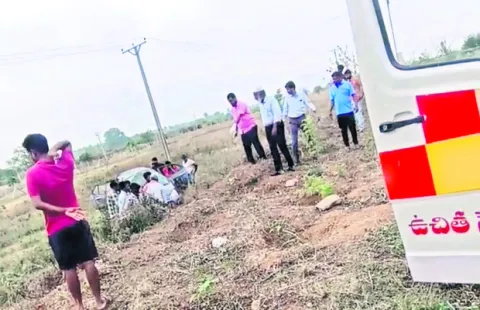 కారు బోల్తా.. వైద్య విద్యార్థులకు గాయాలు 