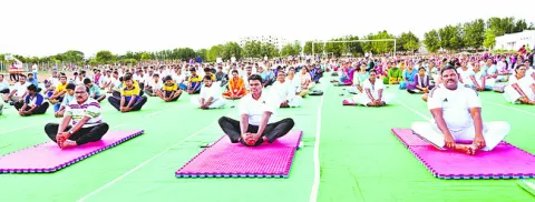 యోగాతో ఆరోగ్యం.. ఆనందం 