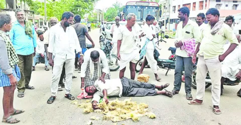 లారీలు రావు.. బస్తాలు పోవు