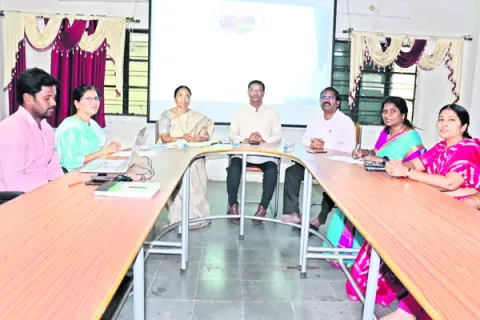 తెలుగు భాషకు ప్రాధాన్యమివ్వాలి
