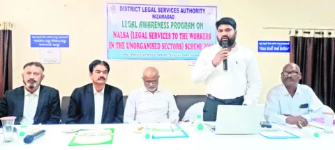 గుర్తింపు కార్డులు అందజేయాలి