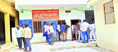 కళాశాల గదుల వేలం వాయిదా 