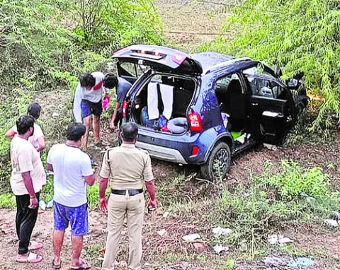 పొలాల్లోకి దూసుకెళ్లిన కారు 