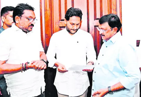 కార్యకర్తలకు అండగా ఉండాలని ఆదేశం 