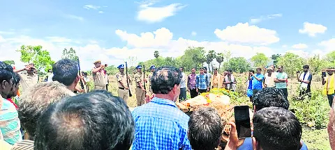 అధికార లాంఛనాలతో జవాన్‌ అంత్యక్రియలు 