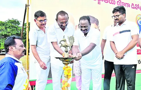 యోగాతో ఆరోగ్యకర జీవనం 