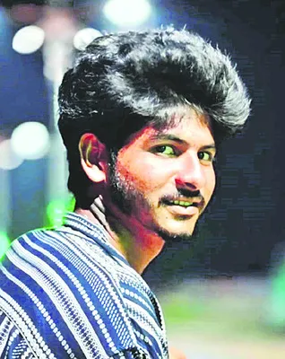 ఆటో బోల్తా.. యువకుడు మృతి 
