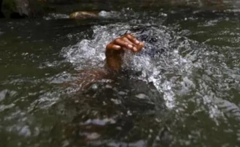 Four Girls Including Three Sisters Drown In Up Pratapgarh District12