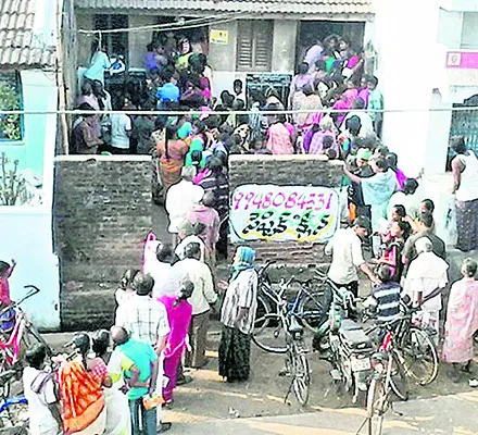 కాళ్లు ఈడ్చుకుంటూ