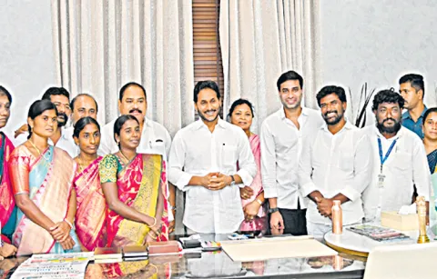 YSRCP councilors from Thiruvur Nagar Panchayat in NTR district met YS Jagan