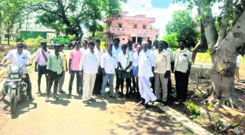 పోలీస్‌స్టేషన్‌ వద్ద భూ నిర్వాసితుల ఆందోళన 