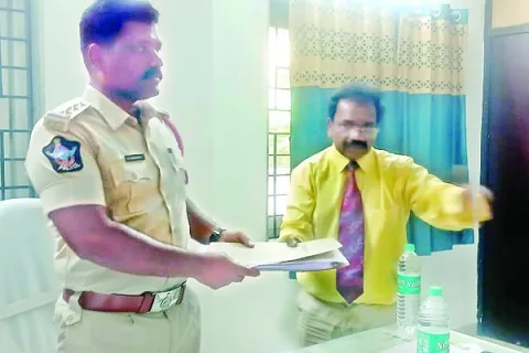 మెడికల్‌ కళాశాల  అకౌంటెంట్‌పై ఫిర్యాదు