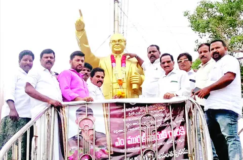 ప్రజా ప్రతినిధులా..  వీధి రౌడీలా? 