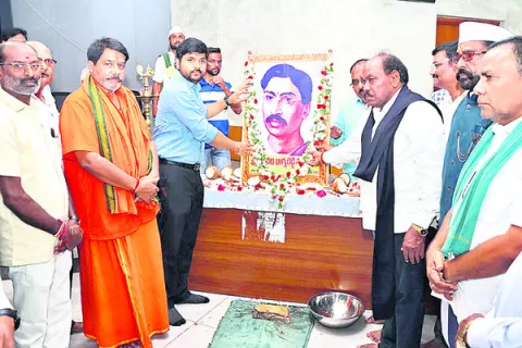 మహనీయుల చరిత్ర భావితరాలకు అందించాలి