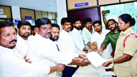 రాష్ట్రంలో ప్రజాస్వామ్యం ఖూనీ 