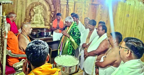 లారీని ఢీకొన్న స్కూటీ..  విద్యార్థి మృతి 