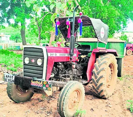 రెండు ఇసుక ట్రాక్టర్లు సీజ్‌