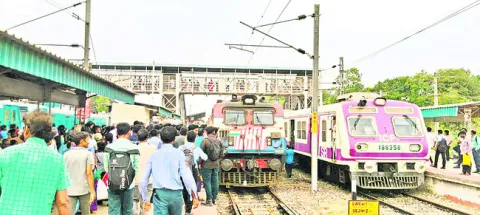 తిరువళ్లూరులో ఆగిన ఎక్స్‌ప్రెస్‌ రైళ్లు 