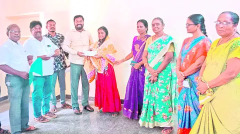 వ్యక్తి ఆత్మహత్య 
