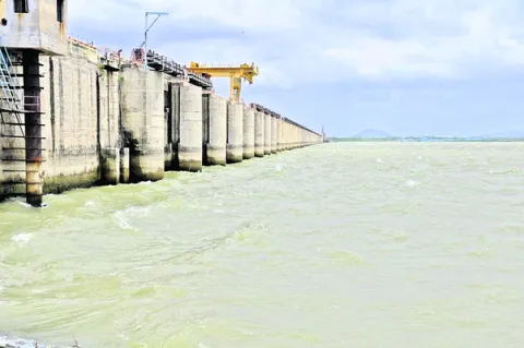 ప్రాజెక్టులకు నీటి ప్రవాహం 