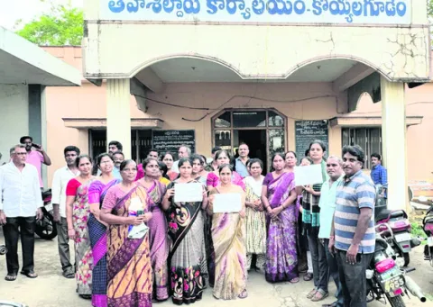 భూముల కబ్జా యత్నంపై మహిళల నిరసన
