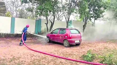 కారులో చెలరేగిన మంటలు