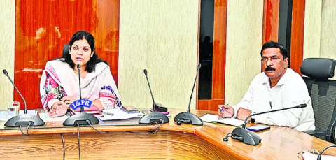 వర్షాలతో అప్రమత్తంగా ఉండండి