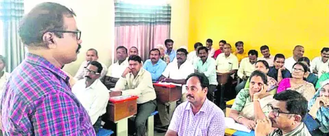 పాఠశాలల్లో విద్యార్థుల సంఖ్య పెంచాలి