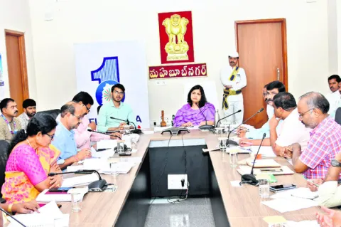 ఇళ్ల నిర్మాణాలు త్వరగా పూర్తిచేయాలి 