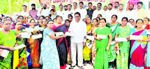 ప్రజా ప్రభుత్వంలో అందరికీ సంక్షేమ ఫలాలు 