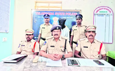 కాపురానికి సహకరించడం లేదని.. కట్టుకున్న భార్యను కడతేర్చ