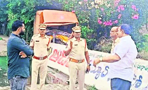కల్వర్టును ఢీ కొట్టిన కంటైనర్‌..