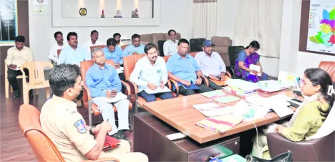 వర్షాల నేపథ్యంలో అప్రమత్తంగా ఉండాలి 