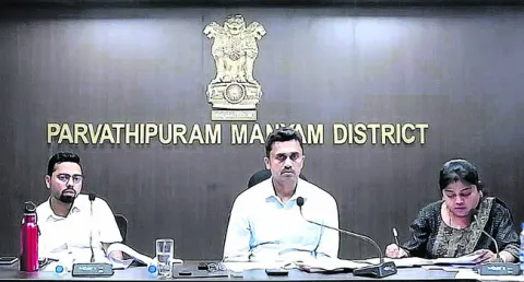 గృహనిర్మాణాల్లో ప్రగతి లేకుంటే చర్యలు 