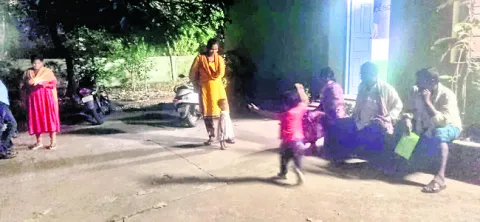 స్లాట్‌ బుక్‌ చేసుకుని  పడిగాపులు
